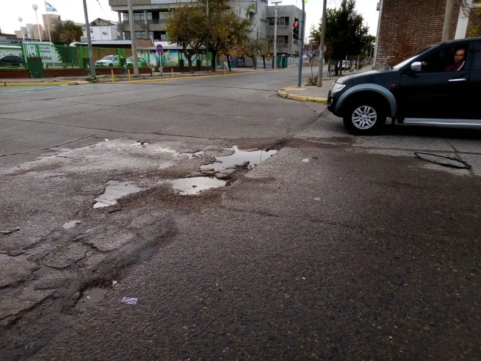 Tres pozos asoman como trampa mortal y es una queja recurrente de los automovilistas