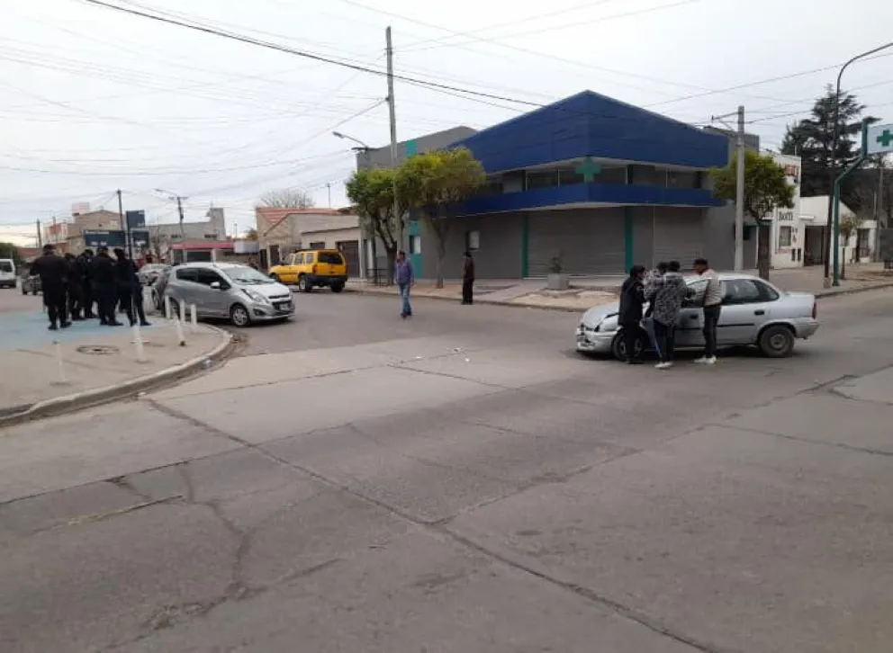 Susto y daños materiales en peligrosa esquina de Viedma