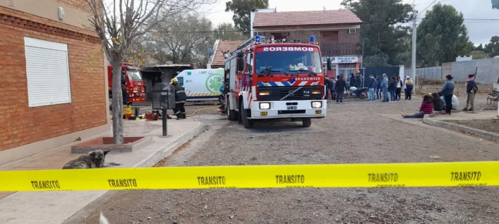 Voraz incendio en una vivienda de Villa Lynch: hay una persona fallecida