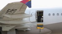 Un pasajero abrió la puerta de un avión en pleno vuelo: hay 12 heridos