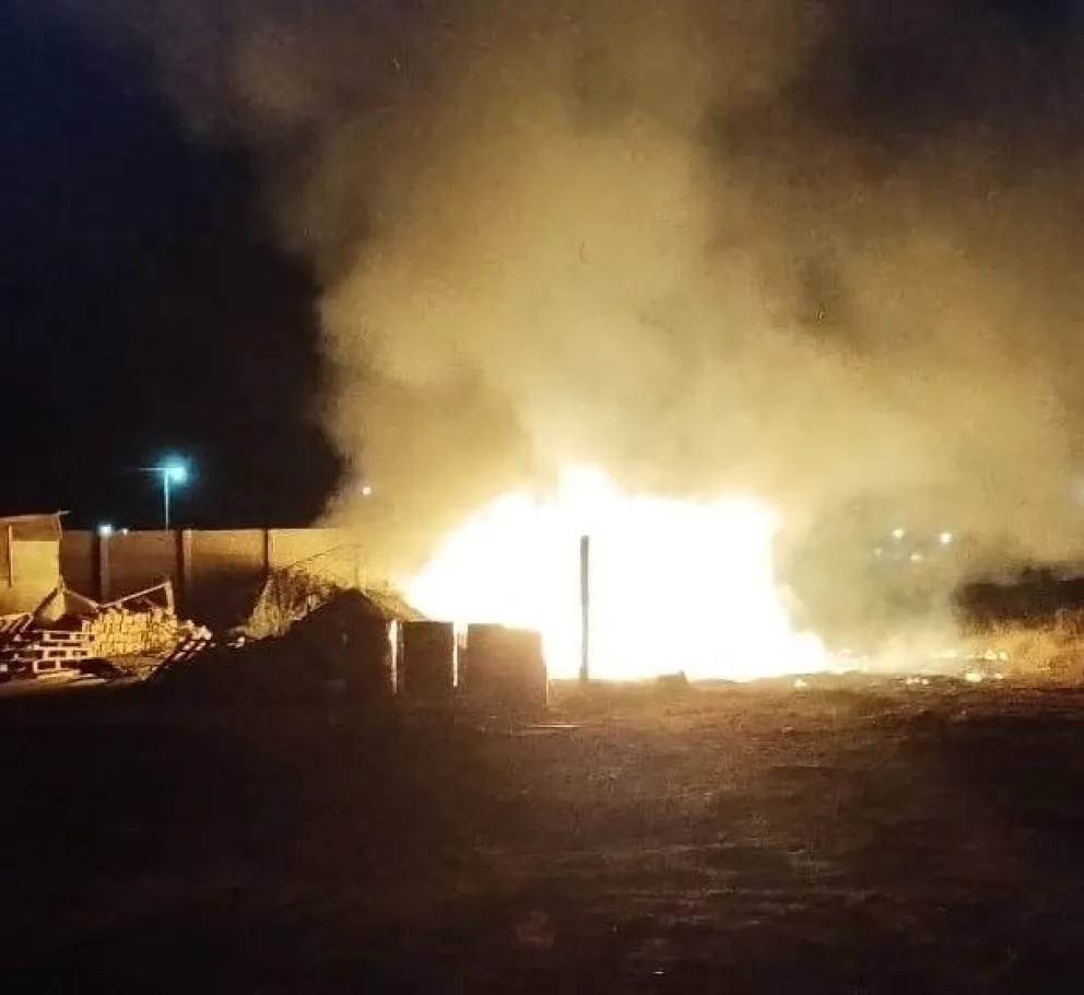 Una casilla del sector conocido como "Un lote, una vivienda" ardió en llamas