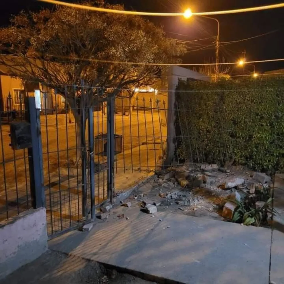 Se incrustó en una vivienda, se dio a la fuga pero se olvidó la patente