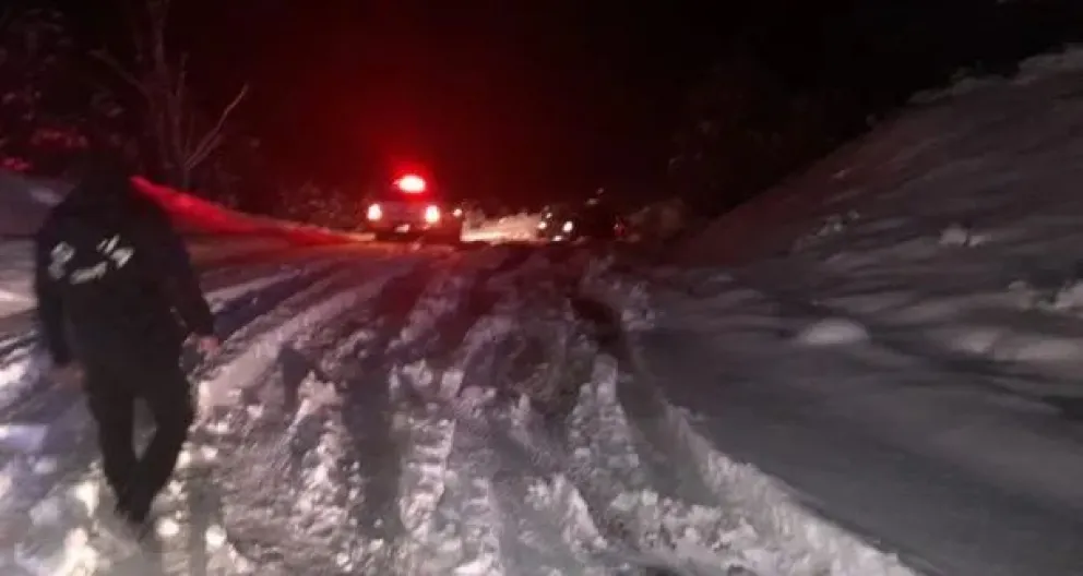 Familia sobrevive a un accidente en medio de un temporal de nieve en Corcovado