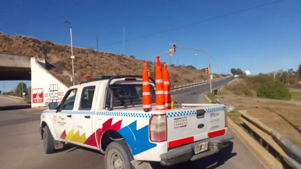Un hombre a bordo de una camioneta chocó contra el guardarrail del puente Ferrocarretero