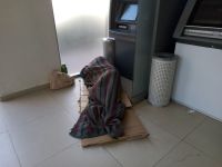 Uno que no tiene apuro por el refugio de gente en situación de calle, sigue en los cajeros bancarios