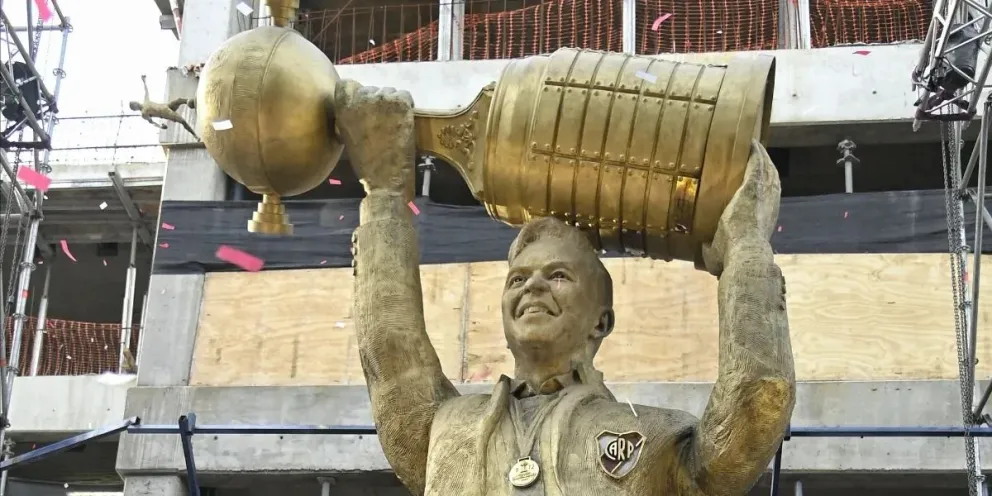 El detalle de la estatua de Gallardo que causó controversia: qué dijo la escultora
