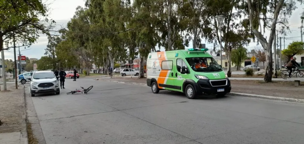 Una ciclista no usó la bicisenda y sufrió un accidente