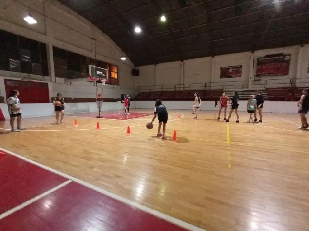 San Martín intenta poner a punto la cancha luego de la rotura de uno de sus aros