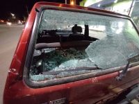 Un motociclista casi se traga un Fiat Uno en la rotonda del cementerio