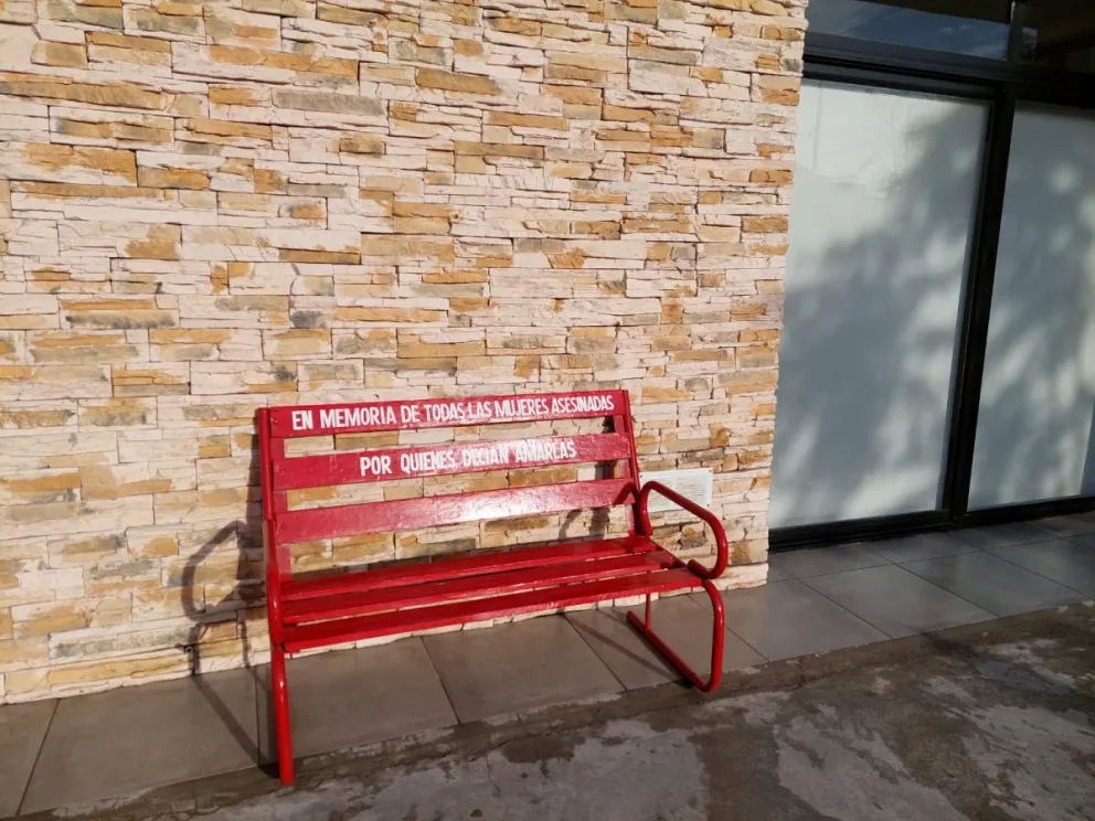 La Bancaria instaló un Banco Rojo y se sumó a la lucha contra la violencia de género 