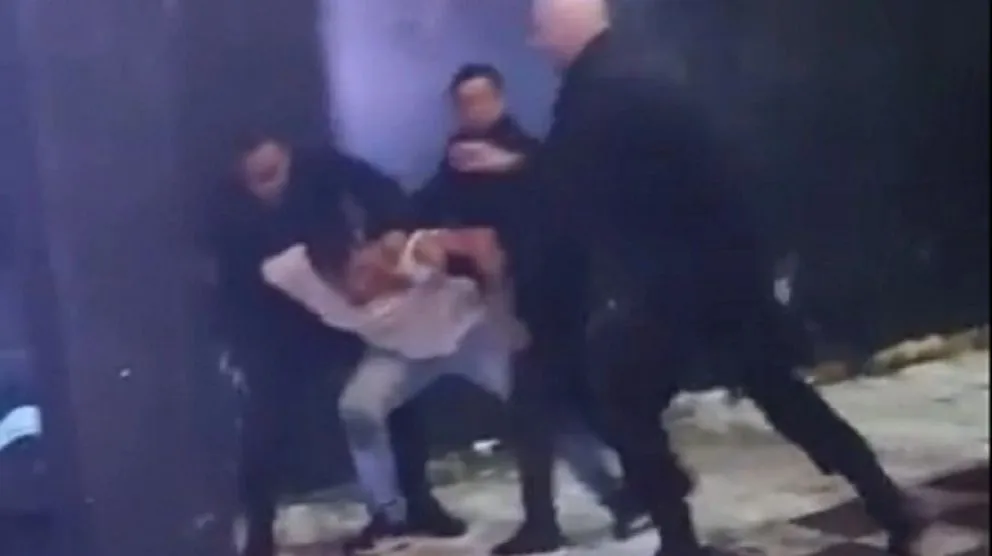 Repudian en redes sociales a los patovicas que golpearon al joven en Cinco Saltos 