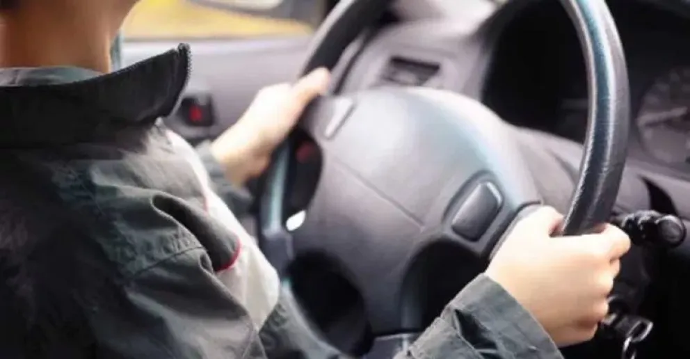 Con sólo 12 años condujo 450 kilómetros para ver a su mamá: diferentes y polémicas versiones del motivo
