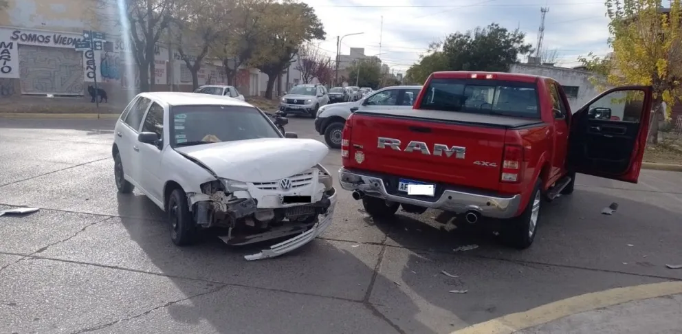 Un Gol y una RAM protagonizaron un impresionante choque en la esquina de Brown y Moreno