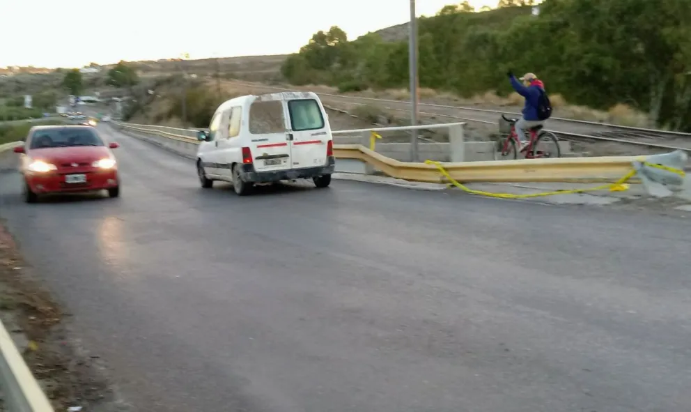 Piden la reparación del guardarrail del Puente Viejo