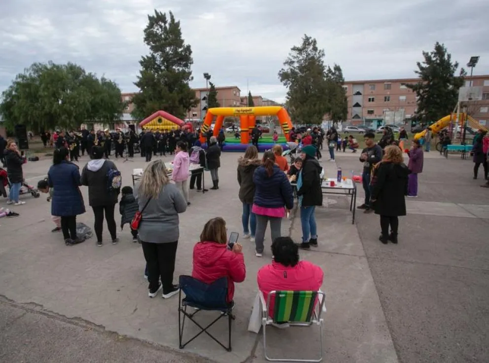 Encuentro en las 1.016 Viviendas con música y alegría en los juegos.