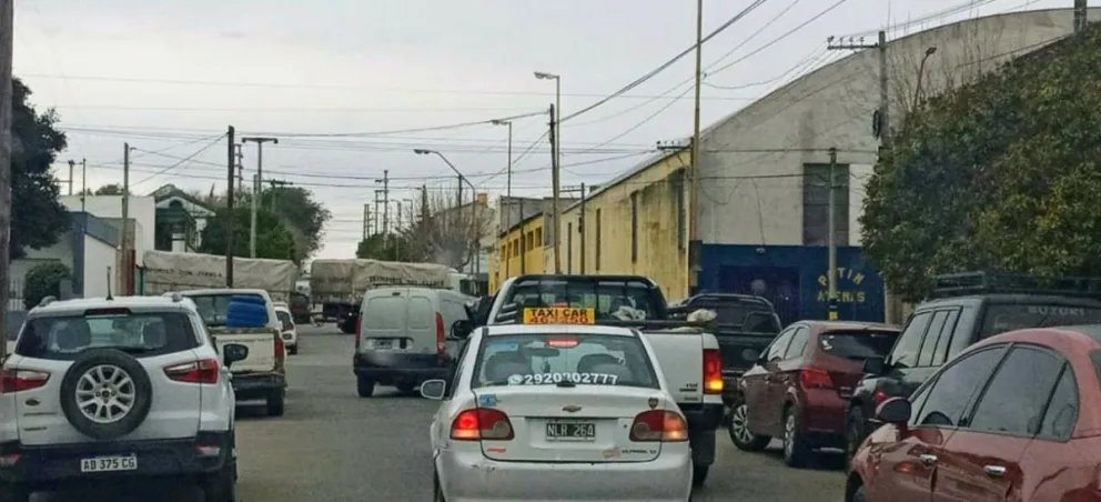Denuncian tránsito pesado y caos en el centro de Carmen de Patagones