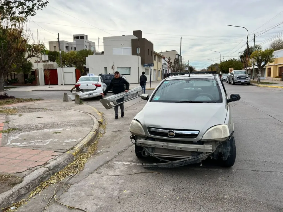 Choque en el centro: una afectada terminó con el paragolpes en la mano