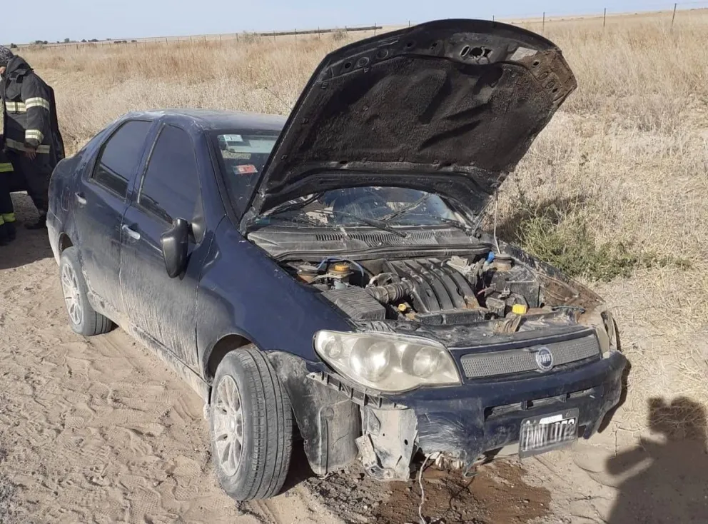 Una docente perdió el control de su auto volcó en el camino a Bahía San Blas