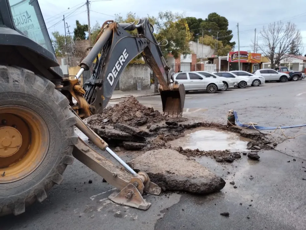 El tránsito en un sector del centro está resentido por un cráter en la calle