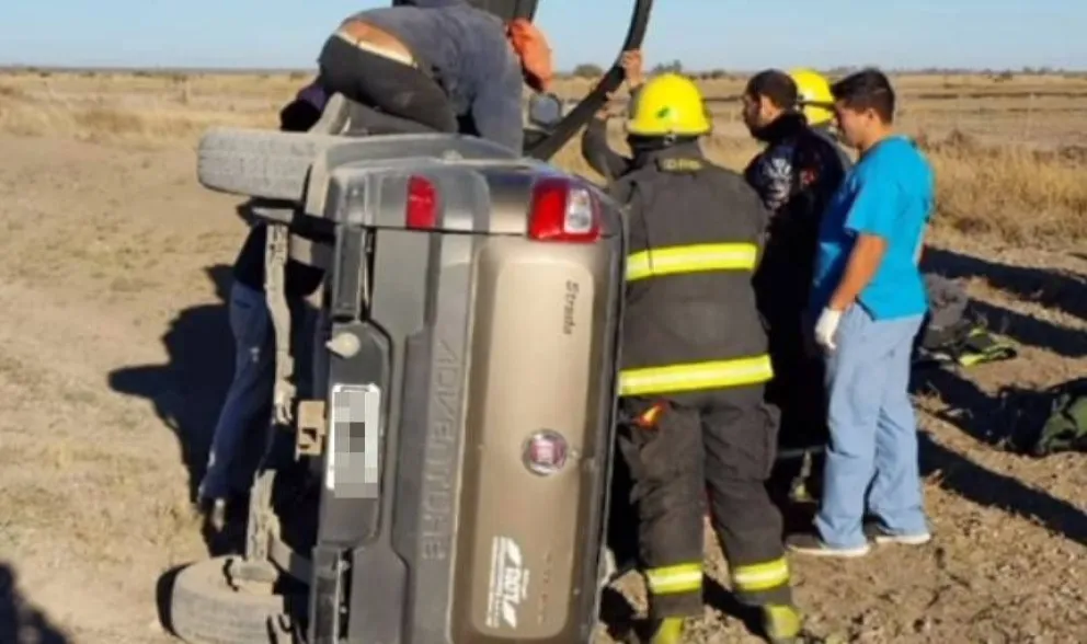 Consecuencia del estado del camino perdió el control del vehículo y volcó 