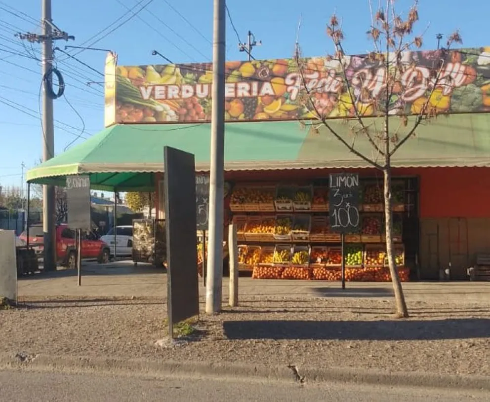 Detienen a dos sujetos que a la pasada por una verdulería huyeron con dos bolsas de papa