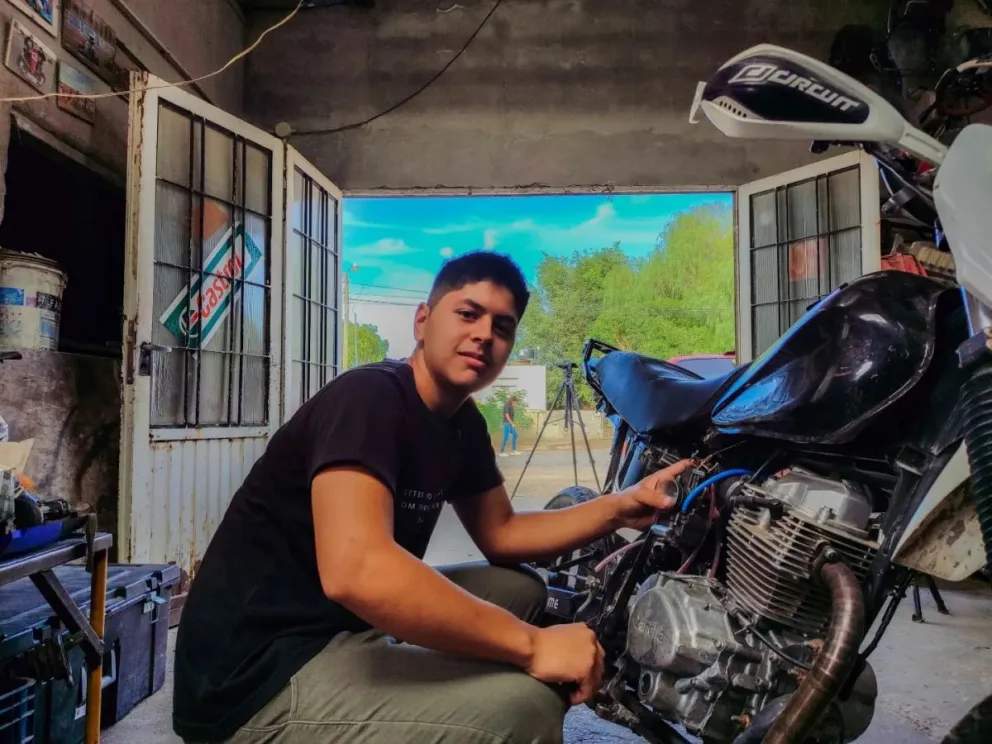 Sí se puede: joven viedmense se capacitó con el Estado y ahora tiene su propio taller 