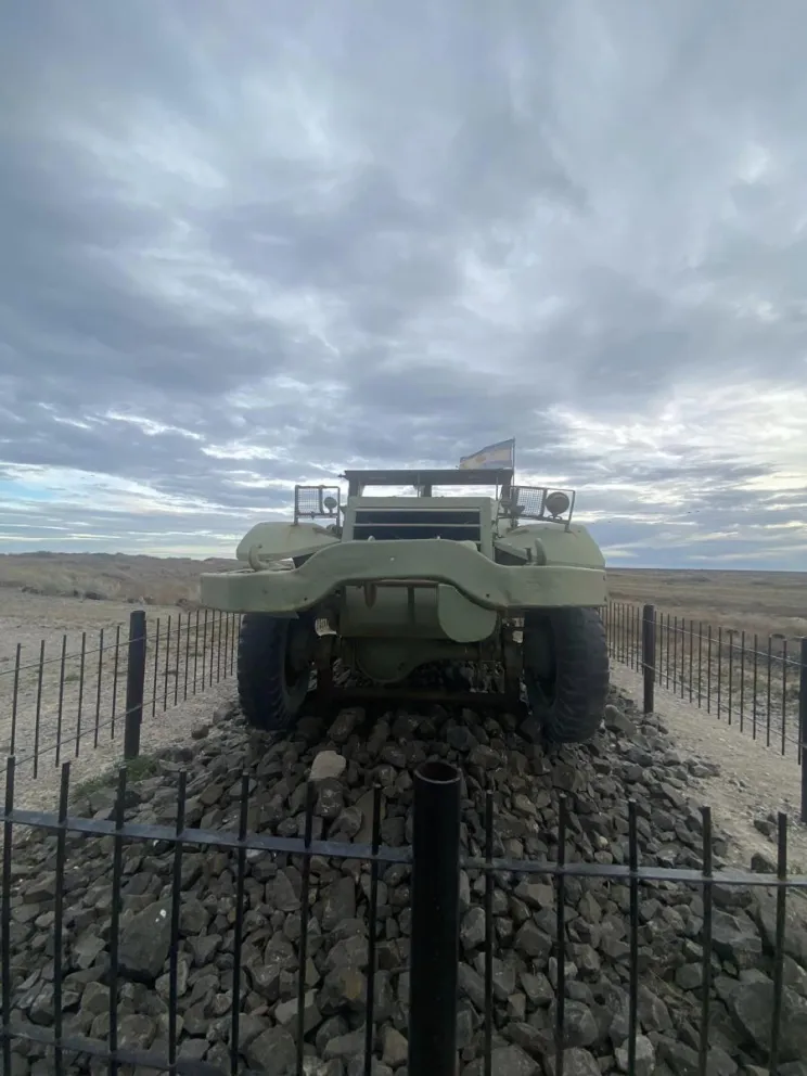 A dos semanas del vandalismo al camión del Memorial Malvinas: vecinos se juntaron para repararlo  
