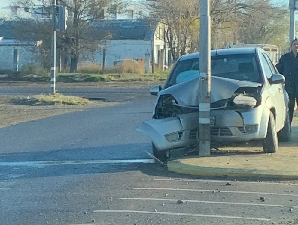 Fuerte accidente en Viedma: se subió a la vereda y le pegó de lleno a un poste de luz 