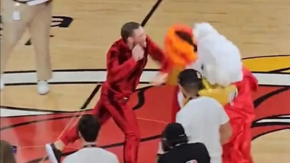 Video: Conor McGregor noqueó a la mascota de Miami Heat de la NBA