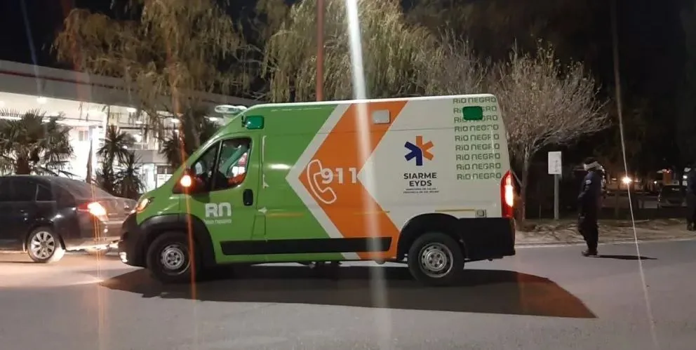 Un ciclista fue atropellado y tuvo una insólita reacción con la Policía