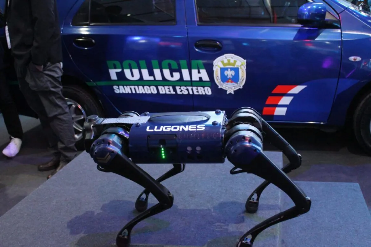 Presentaron al “cabo Lugones”, el perro robot de la Policía santiagueña que es furor en una feria tecnológica Presentaron al “cabo Lugones”, el perro robot de la Policía santiagueña que es furor en una feria tecnológica