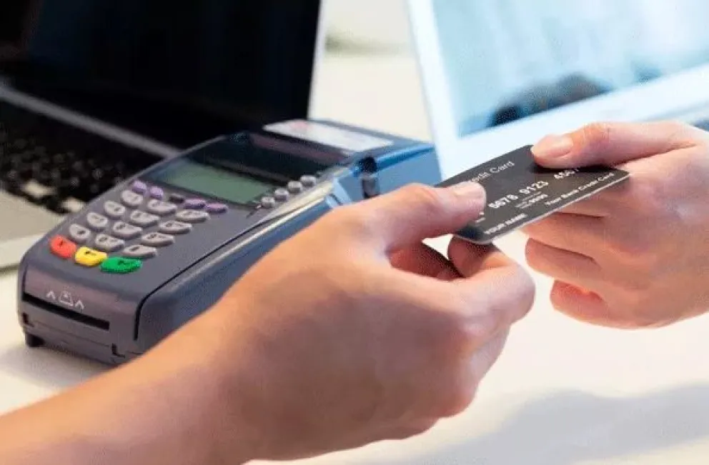  Ratifican la norma que impide a comerciantes manipular tarjetas de crédito y débito