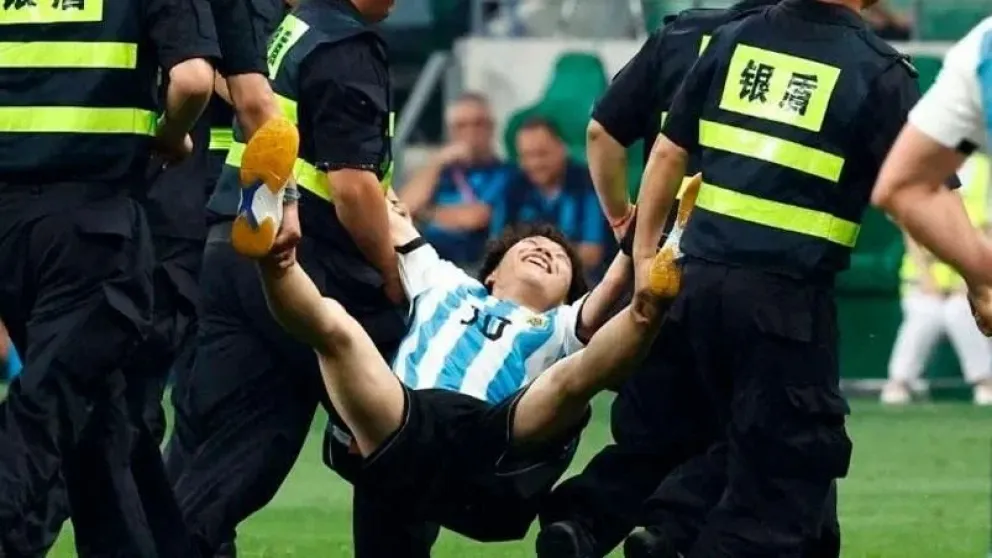 ¿Qué dijo?: el fanático chino que entró a la cancha para abrazar a Messi dio su versión del momento