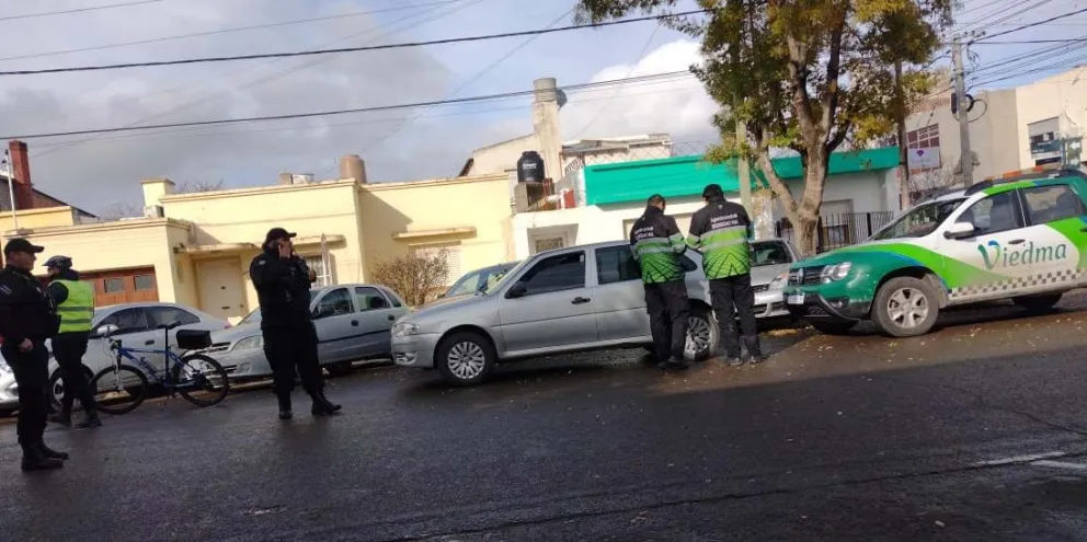 Le estaban multando y se dio a la fuga, pero lograron interceptarlo