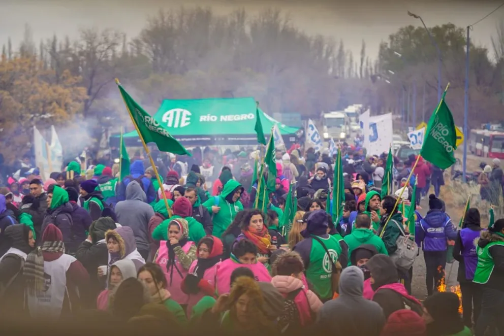 Manifestantes bloquearon a los camiones que llevan arena para el fracking en Vaca Muerta