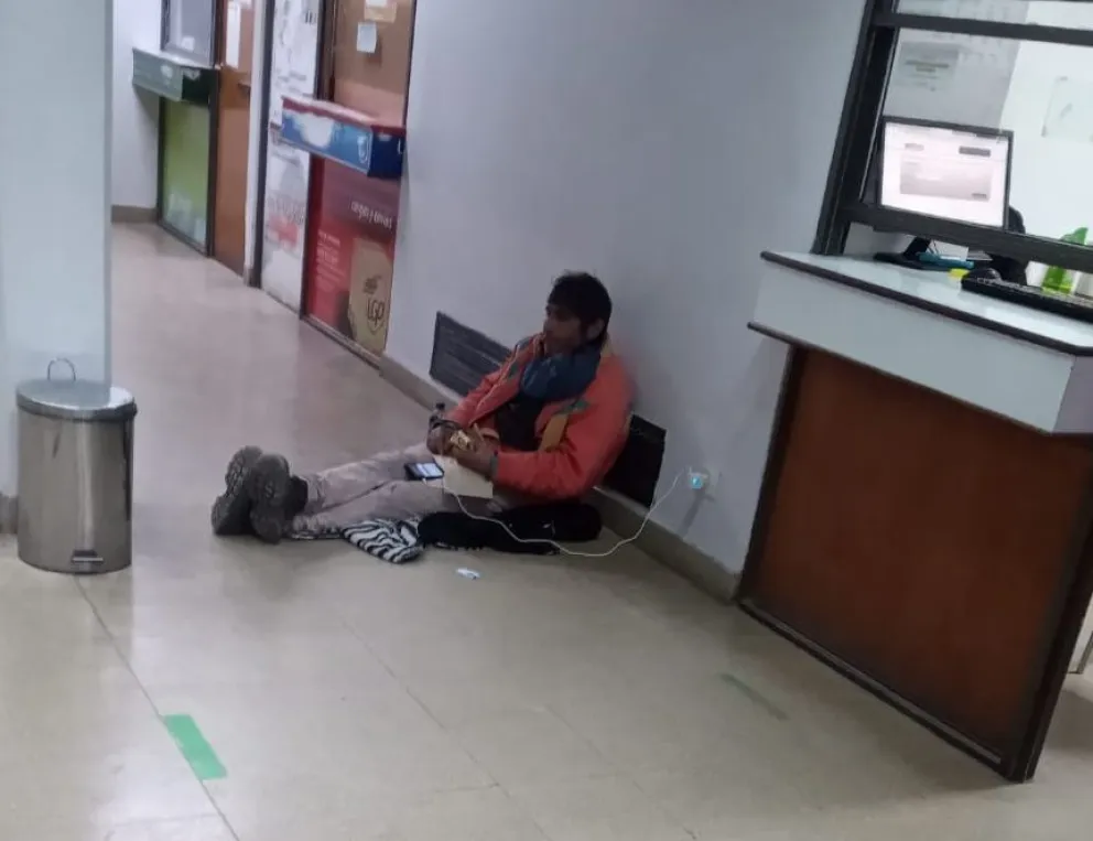 Una persona en situación de calle mantiene en vilo a pasajeros y trabajadores