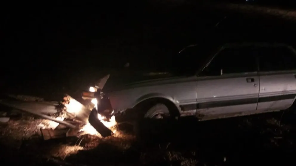 Chocó contra un poste de luz y los cables quedaron sobre el  auto: preocupación y sorpresa 