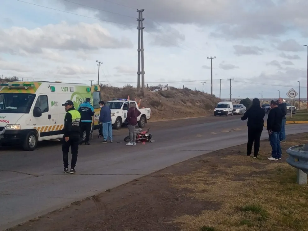 Susto en el ingreso a Patagones: un motociclista terminó tendido sobre el asfalto