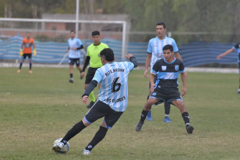 Almirante Brown le sacó el invicto a Jorge y se metió entre los mejores cuatro