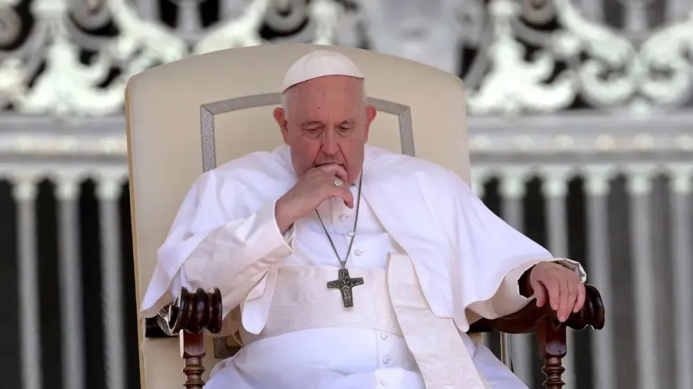 El papa Francisco reapareció ante miles de fieles en el Vaticano tras su operación