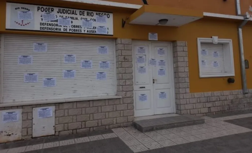 Empapeló el frente del Juzgado porque quiere ver a sus hijas
