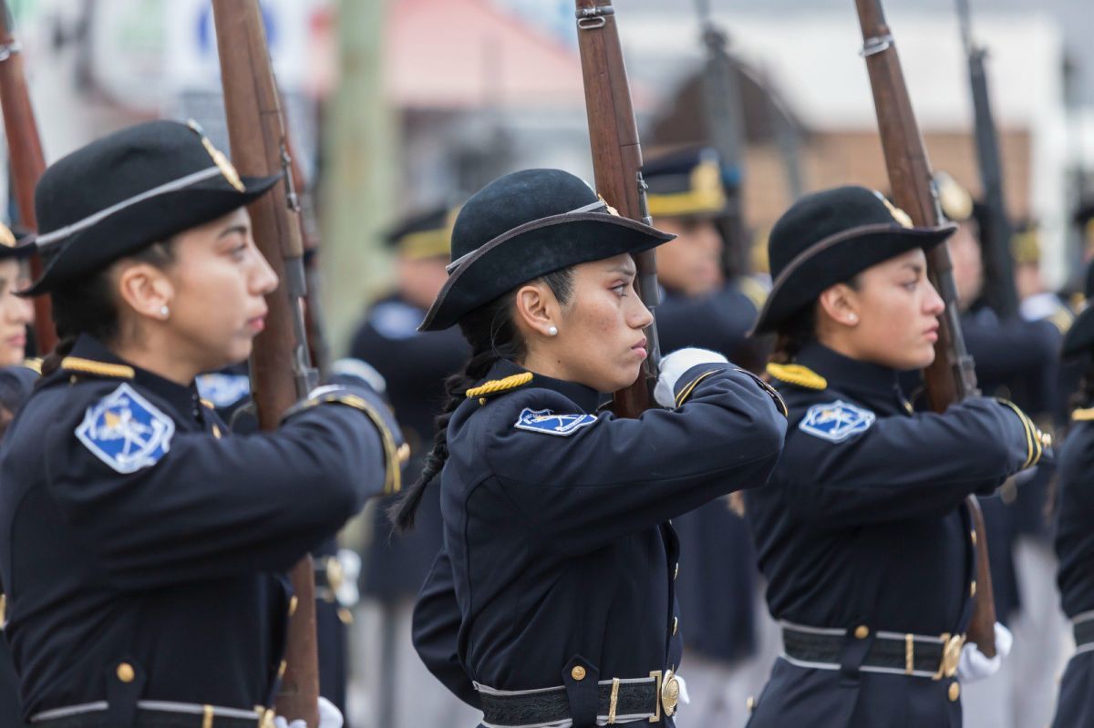 Cadetes de la Policía de Río Negro juraron lealtad a la Bandera ...