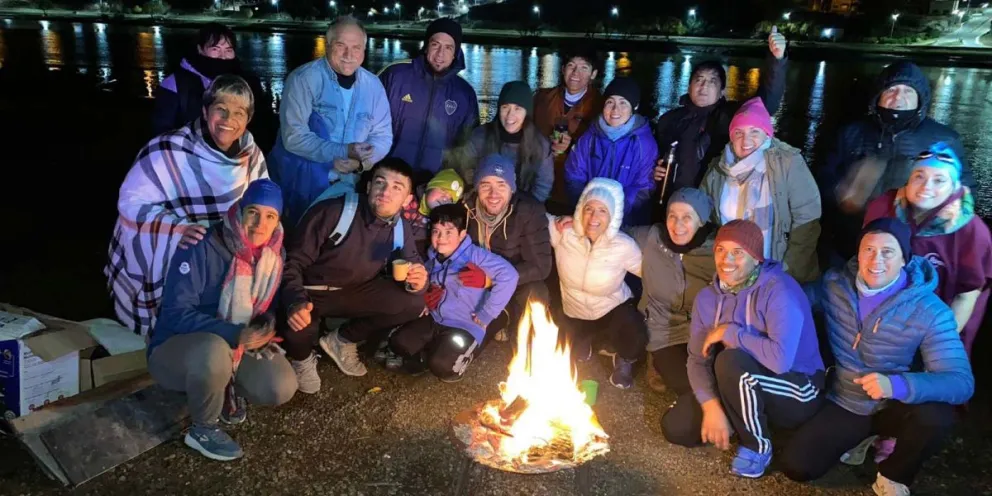 Nadadores de agua fría esperaron el invierno dentro del río