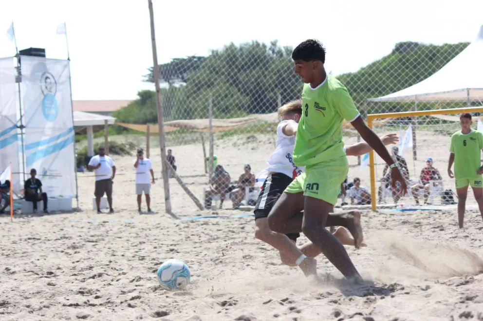 Dos viedmenses llamados a la selección sub 20 de fútbol playa