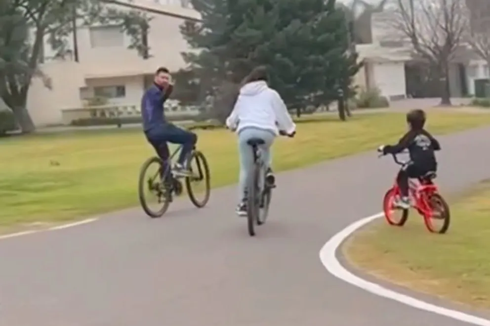 Paseo en bicicleta por las calles de Rosario, Leo, Anto y Ciro aprovecharon la mañana 