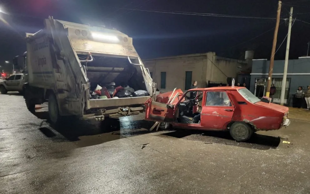 Un milagroso choque entre un auto y un camión atrapó la atención de todos los vecinos 