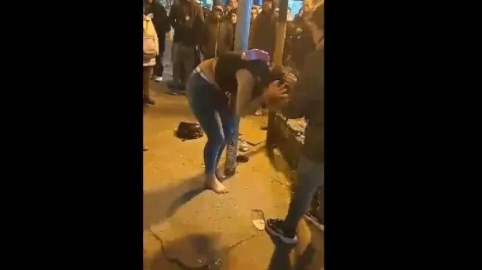 Vecinos ataron a un poste, golpearon y casi prenden fuego a una “mechera” que robó un celular