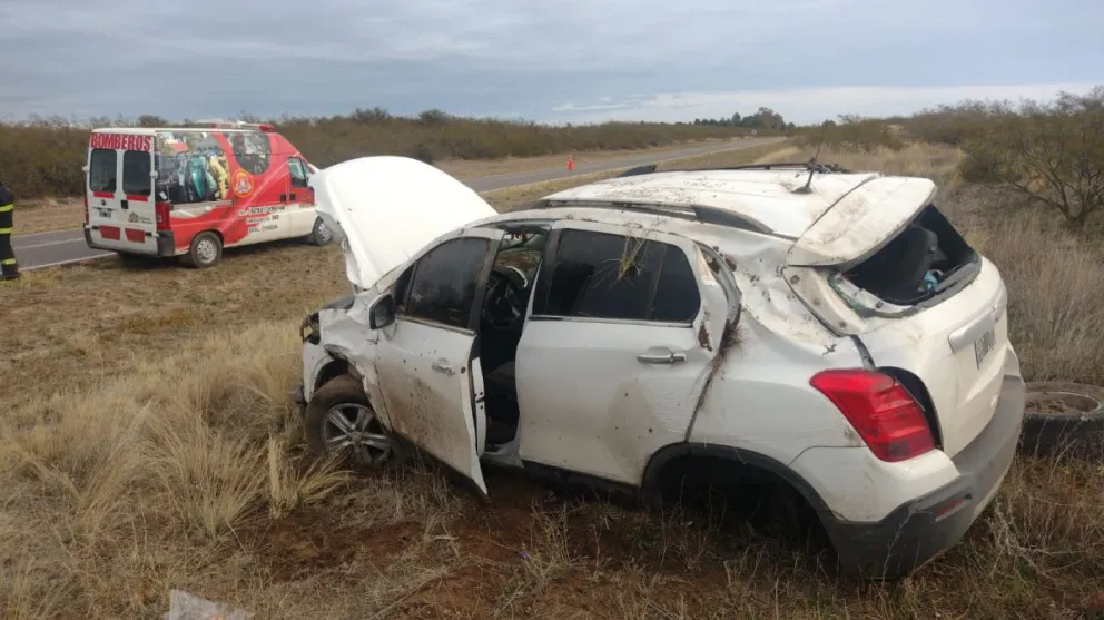 Se produjo un vuelco en Conesa y el jefe de la Policía socorrió a la afectada