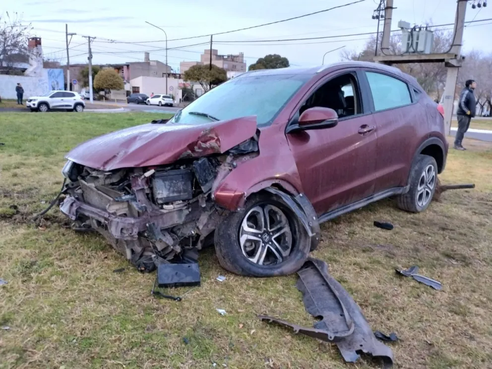 Tremendo accidente arrancó un poste de luz