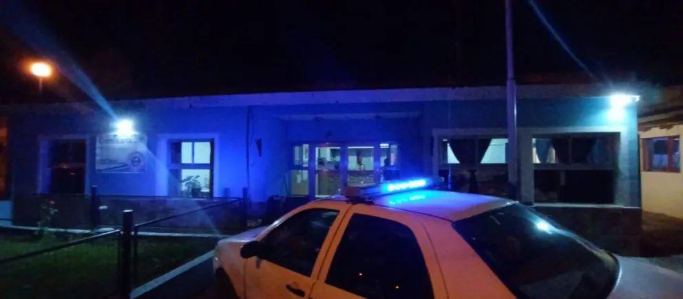 Luego de recuperar el celular, los policías se tuvieron que retirar del barrio para evitar represalias.